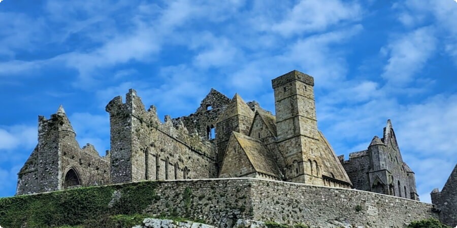 Vagando pela história: um guia para visitantes do Rochedo de Cashel